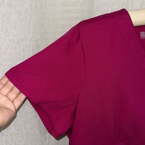 Grey’s Anatomy L V-Neck Short Sleeve Scrub Top in Cosmo Pink - Picture 5 of 12